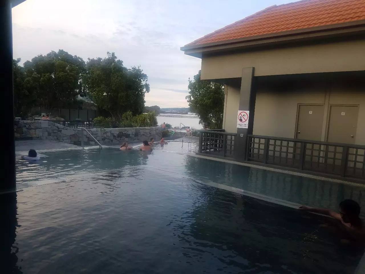 静的农场上就出现了一整座霍比特人村落新葡京网上赌场目的地 大笔一挥一片平(图1)